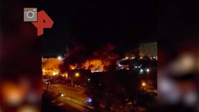Пожар в московском шиномонтаже с грузовиками потушен