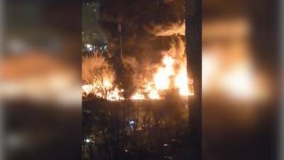 Пожар в московской промзоне потушен, сгорело 25 грузовиков