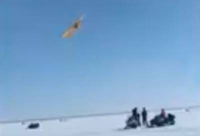 Спортивный самолет в Новосибирске пролетел над головами сотен рыбаков