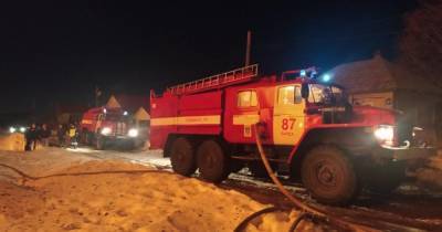 В крупном пожаре в Прикамье погибли взрослый и двое детей