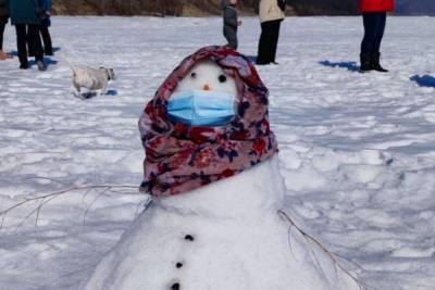 На пляже в Северобайкальске в Бурятии прошла первая тусовка снеговиков-двойников