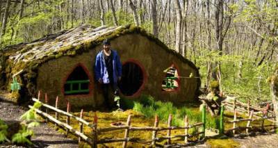 Хижины в карабахских лесах: как армянин из России создал уникальные дома для туристов