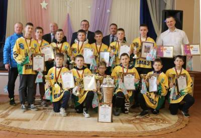 Победителей «Золотой шайбы» в младшей возрастной группе команду «Алмаз» чествовали в Дятлово (+видео)