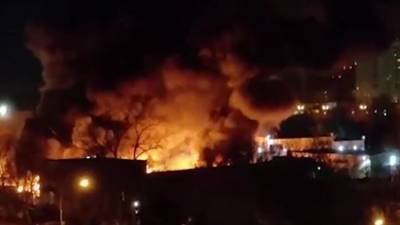 Около 25 грузовиков сгорели в промзоне на северо-востоке столицы