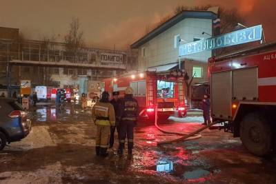 Около 25 грузовиков сгорело в результате пожара на северо-востоке Москвы