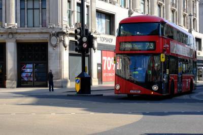 Миллиарды на "зеленые" автобусы: британский премьер обещает транспортную революцию