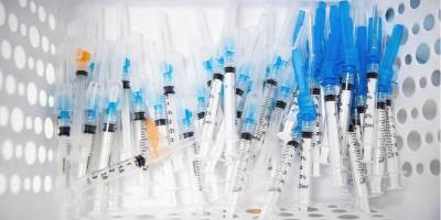 Второй человек в Украине получил две дозы вакцины от коронавируса, всего сделали более 200 тысяч прививок