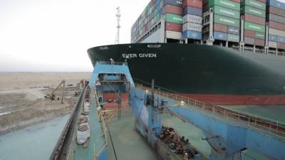 Владелец контейнеровоза Ever Given изучает причины инцидента в Суэцком канале
