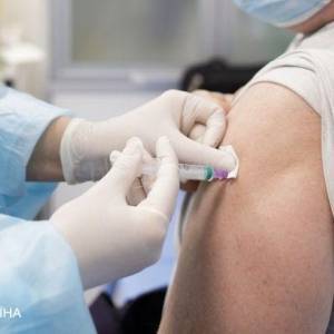 В Украине второй человек получил две дозы вакцины