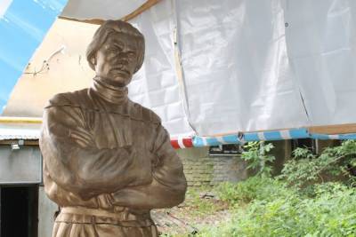 Памятник Максиму Горькому распилили на части в Нижнем Новгороде