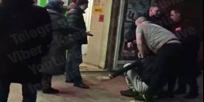 В Киеве работники магазина сами задержали вора, который украл телефон – видео происшествия попало в сеть - ТЕЛЕГРАФ