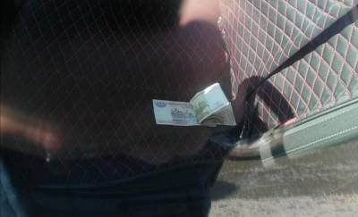 Тюменский водитель, которого остановили за нарушение, бросил в патрульную машину деньги
