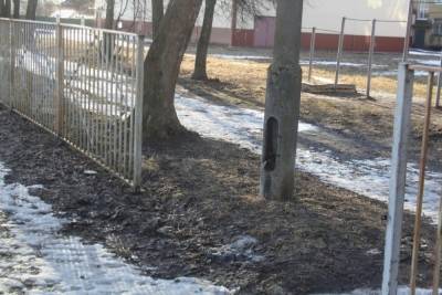В Тверской области неизвестные расширили проход на территорию школы
