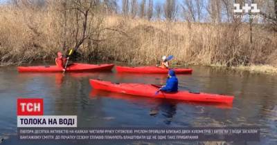 Толока на воде: в Кропивницком активисты чистили реку на лодках