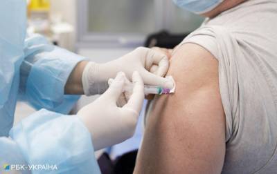 В Украине второй человек получил две дозы вакцины от COVID, всего привили более 200 тысяч