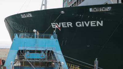 Владелец судна Ever Given выясняет причины ЧП в Суэцком канале