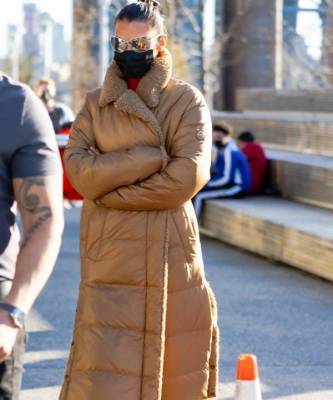 Белла Хадид - Michael Kors - Опасный момент: что носить, когда на улице слегка потеплело? Стеганое пальто как у Беллы Хадид - skuke.net - Нью-Йорк - Нью-Йорк