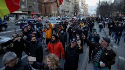Кидались камнями и бутылками: антикарантинные протесты в Румынии переросли в беспорядки