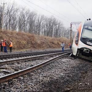 Запорожские спасатели оказали помощь пассажирам поезда, который сошел с рельсов. Фото