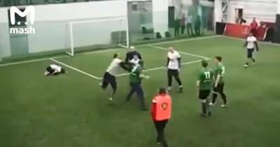 Досталось даже тренеру: в Москве на любительском турнире по футболу вспыхнула массовая драка (видео)