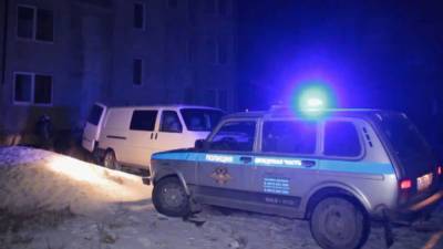 Петербуржцев напугал труп женщины на козырьке жилой многоэтажки