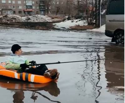 На Урале тиктокер проплыл на лодке по затопленной улице