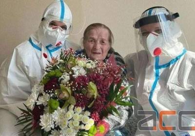 В Черновцах от коронавируса вылечили 100-летнюю бабушку, которая впервые попала в больницу как пациент