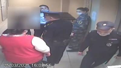 "Чего дальше-то?": пьяная пассажирка закатила скандал в аэропорту Кольцово