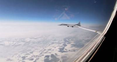 Российские стратегические ракетоносцы пролетели 8 часов над водами Арктики – видео