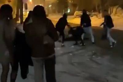 Толпа избила двоих мужчин в центре Новосибирска: «Один находится в коме»