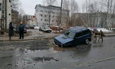 Машина провалилась в яму на одной из улиц Петрозаводска