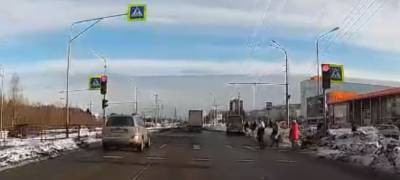 Сотрудники ГИБДД увидели в интернете, как водитель в Петрозаводске нарушил ПДД, и оштрафовали его (ВИДЕО)
