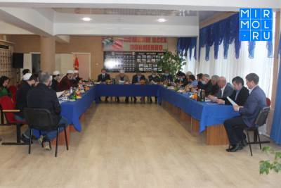 В Новолакском районе провели круглый стол с руководителями религиозных организаций