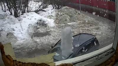 Ледяная глыба рухнула на машину с людьми. Видео