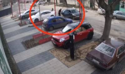 В Одессе средь бела дня стреляли в мужчину: видео вооруженного нападения появилось в сети