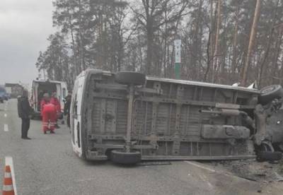 В Киеве произошло ДТП с участием микроавтобуса и легковушки, есть погибшие и пострадавшие (фото)