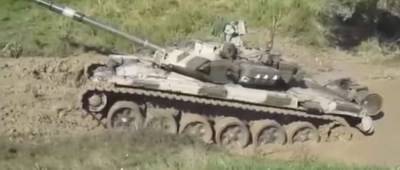 У мережі показали безпорадність основного бойового танка ВС РФ перед калюжею (відео)