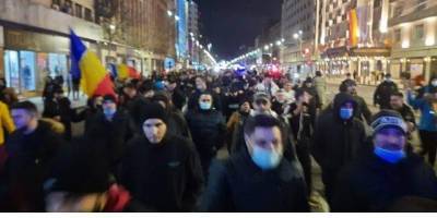 Бросали в полицейских петарды и камни. В Румынии прошел митинг против карантина
