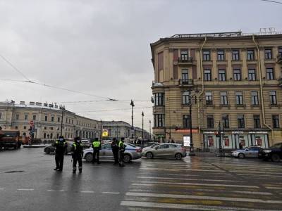 Петербурженку похитили четверо мужчин, запугав ее пистолетом и погонами