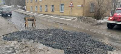 Яму, в которую упал внедорожник в Петрозаводске, засыпали камнями (ФОТО)
