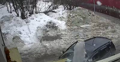 Глыба льда обрушилась на авто с людьми в Мурманской области — видео