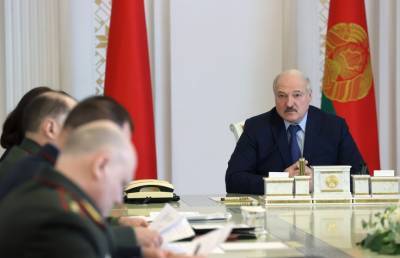 Лукашенко: Кто хочет работать – вылезайте из-под плинтуса и начинайте!