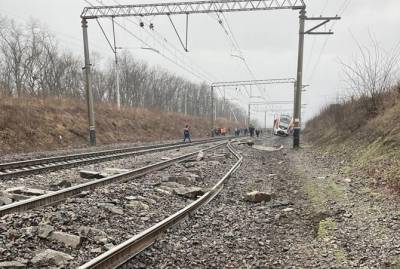 Сошедший с рельсов поезд на Днепропетровщине начали поднимать, трем составам изменили график