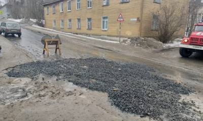 В Петрозаводске засыпали яму, куда ранее провалилась машина