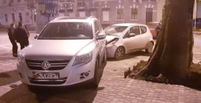 Иномарка неожиданно выскочила на тротуар в центре Одессы, есть пострадавший: кадры ДТП