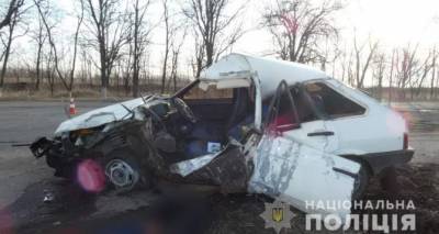 На Луганщине автомобиль врезался в дерево, водитель погиб, пассажирка отделалась испугом. ФОТО