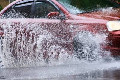 Столичных водителей предупредили о сильном ветре и дожде в Москве