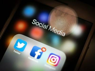 Властям предложили ограничить и объяснить рекомендации в соцсетях