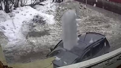 Глыба льда упала на автомобиль с людьми под Мурманском — видео