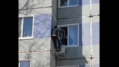 В Тольятти молодой человек не удержался и выпал из окна. Видео